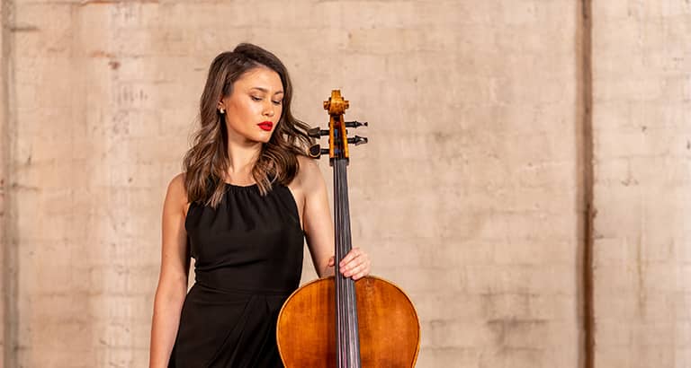 Elina Faskhi with her cello