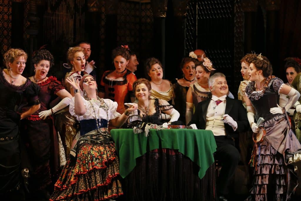 la traviata opera performance at the opera house